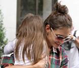 Katie Holmes et sa fille Suri sortant du Grammercy Park Hotel à New York, le 21 juin 2010
