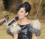 Lily Allen chante pendant le défilé Chanel printemps/été, à Paris, le 6 octobre 2009 