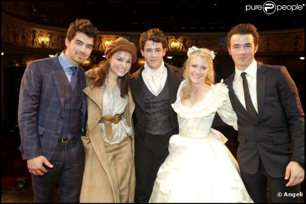 Samantha Barks (Eponine), Camilla Kerslake (Cosette) et Nick Jonas ( Marius) au côté de ses deux frères Joe et Kevin Jonas lors de la représentation de la comédie musicale Les Misérables au Théâtre The Queen à Londres le 21 juin 2010