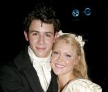 Camilla Kerslake (Cosette) et Nick Jonas ( Marius) lors de la représentation de la comédie musicale Les Misérables au Théâtre The Queen à Londres le 21 juin 2010