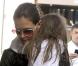 Katie Holmes porte sa petite Suri Cruise dans les bras, accompagnée de sa belle-fille Isabella. Elles quittent leur hôtel pour se rendre à un shooting le 22 juin 2010 à New York