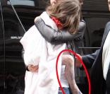 Mademoiselle Suri fait des folies sur son corps... elle s'est tatouée !