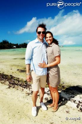 Victoria de Suède et son époux Daniel Westling à Tahiti. La princesse est chaussée par Tod's. 