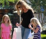 Denise Richards fait du shopping à Calabasas à Los Angeles avec ses deux filles Sam et Lola Rose le 22 juin 2010 