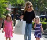 Denise Richards fait du shopping à Calabasas à Los Angeles avec ses deux filles Sam et Lola Rose le 22 juin 2010 