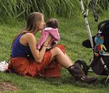 Leelee Sobieski profite de sa fille Louisanna dans un parc de New York. Juin 2010