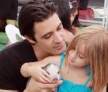 Gilles Marini avec sa fille Juliana dans le petit zoo du marché fermier de Los Angeles le 20 juin 2010