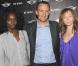 La ravissante Aïssa Maïga et Sylvie Testud entourent Emmanuel Bret (directeur des ventes de Mini), à l'occasion de l'inauguration de la boutique Mini, à Paris, le 30 juin 2010.