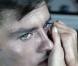 Regardez comment les yeux d'Alain Delon provoquent des créations envoûtantes...