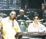 Prince rejoint Stevie Wonder sur scène à Paris Bercy, le 1er juillet 2010