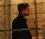 Robert Pattinson, café à la main, tourne   Water for Elephant  en compagnie de Reese Witherspoon, à Los Angeles,  vendredi 2 juillet.
