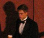 Robert Pattinson, café à la main, tourne   Water for Elephant  en compagnie de Reese Witherspoon, à Los Angeles,  vendredi 2 juillet.