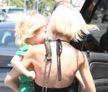 Tori Spelling était de sortie, ce jeudi 8 juillet, en compagnie de l'aîné de ses fils Liam, à Encino (Californie).