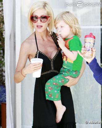 Tori Spelling était de sortie, ce jeudi 8 juillet, en compagnie de l'aîné de ses fils Liam, à Encino (Californie).