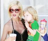 Tori Spelling était de sortie, ce jeudi 8 juillet, en compagnie de l\'aîné de ses fils Liam, à Encino (Californie).