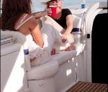 Angie Everhart en compagnie de son amie Jennifer, qu\'elle console. Sag Harbor, juillet 2010