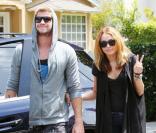 Miley Cyrus et son boyfriend Liam Hemsworth se rendent chez des amis à Los Angeles, dimanche 11 juillet.