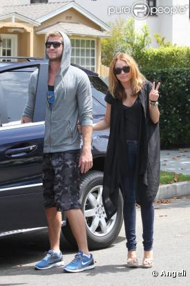 Miley Cyrus et son boyfriend Liam Hemsworth se rendent chez des amis à Los Angeles, dimanche 11 juillet.