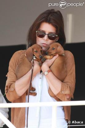 Caroline de Monaco et ses deux petits bébés teckels au Jumping International de Monaco, 25 juin 2010.