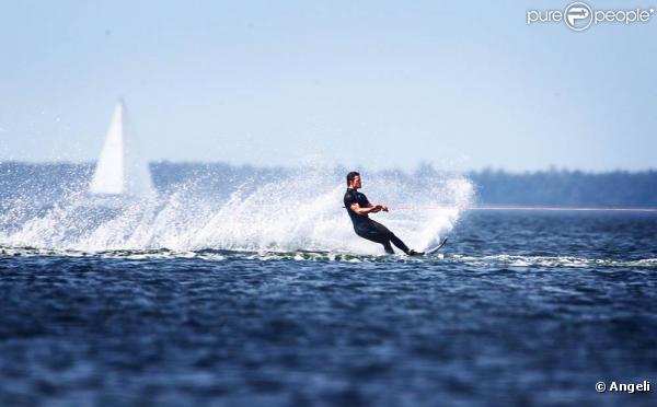 Le prince Carl Philip de Suède s'adonne aux plaisirs du jetski en mer Baltique, le 16 juillet 2010