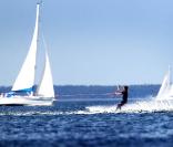 Le prince Carl Philip de Suède s'adonne aux plaisirs du jetski en mer Baltique, le 16 juillet 2010