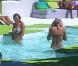 Senna se rince l'oeil : trois jolies filles en bikini sont sous son nez... Pourquoi se priver ?