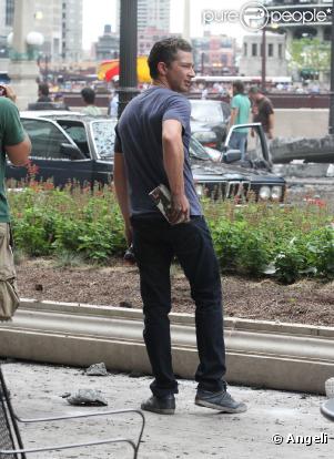 Shia LaBeouf, à l'occasion du tournage de  Transformers 3 , de Michael Bay, à Chicago, le 19 juillet 2010.