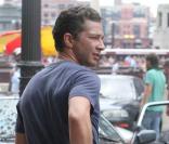 Shia LaBeouf, à l'occasion du tournage de  Transformers 3 , de Michael Bay, à Chicago, le 19 juillet 2010.
