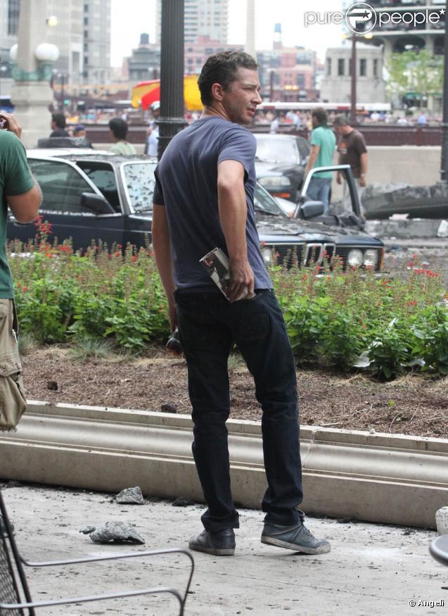 Shia LaBeouf, à l'occasion du tournage de  Transformers 3 , de Michael Bay, à Chicago, le 19 juillet 2010.