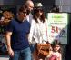 Katie Holmes, entourée son Tom Cruise et de leur petite Suri, fait de l'ombre à sa chipie !