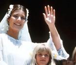 Première photo au balcon pour les jeunes mariés Caroline de Monaco et Philippe Junot. Le 29 juin 1978<br />