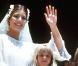 Première photo au balcon pour les jeunes mariés Caroline de Monaco et Philippe Junot. Le 29 juin 1978