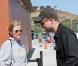 Robert Pattinson et sa mère Clare sortent du cinéma Malibu Theater après avoir vu Salt le 24 juillet 2010 à Los Angeles