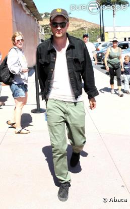 Robert Pattinson et sa mère Clare sortent du cinéma Malibu Theater après avoir vu Salt le 24 juillet 2010 à Los Angeles