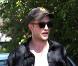 Robert Pattinson et sa mère Clare sortent du cinéma Malibu Theater après avoir vu Salt le 24 juillet 2010 à Los Angeles