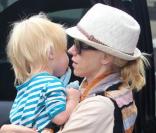 Naomi Watts et Liev Schreiber lors de leur départ au Japon le 25 juillet 2010 