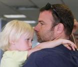 Naomi Watts et Liev Schreiber lors de leur départ au Japon le 25 juillet 2010 
