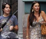 La belle Sofia Vergara et son fils Manolo, lors d'une séance de shopping dans le quartier de SoHo, à New York, le 29 juillet 2010.