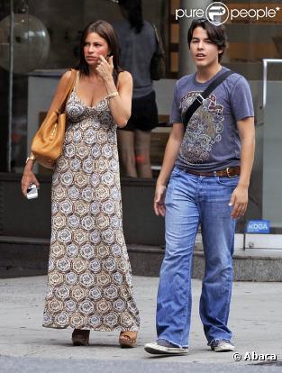 La belle Sofia Vergara et son fils Manolo, lors d'une séance de shopping dans le quartier de SoHo, à New York, le 29 juillet 2010.