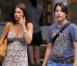 La belle Sofia Vergara et son fils Manolo, lors d'une séance de shopping dans le quartier de SoHo, à New York, le 29 juillet 2010.
