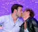 En prévision d'un potentiel départ, John accepte d'offrir un baiser à son ami Benoît.