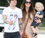 Il y a quelques jours, Pete Wentz et Ashlee Simpson étaient aperçus toujours aussi amoureux, avec leur petit Bronx, 1 an et demi,  sur Sherman Oaks, à Los Angeles.  