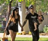 Pete Wentz et Ashlee Simpson étaient aperçus avec leur petit Bronx, 1 an et demi, dans un parc de Los Angeles, ce samedi 31 juillet.