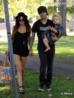 Pete Wentz et Ashlee Simpson étaient aperçus avec leur petit Bronx, 1 an et demi, dans un parc de Los Angeles, ce samedi 31 juillet.