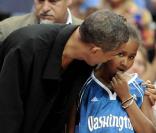 Barack Obama assiste à un match de basket féminin, le 1er août 2010. Sa fille Sasha est à ses côtés.  