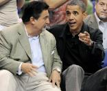Barack Obama assiste à un match de basket féminin, le 1er août 2010. Il discute avec Ted Leonsis.