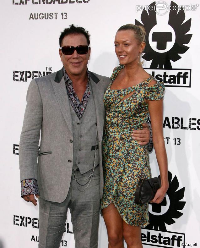 Mickey Rourke en charmante compagnie, lors de l'avant-première de  The Expendables , au Graumann's Chinese Theatre d'Hollywood, à Los Angeles, le 3 août 2010.