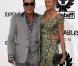Mickey Rourke en charmante compagnie, lors de l'avant-première de  The Expendables , au Graumann's Chinese Theatre d'Hollywood, à Los Angeles, le 3 août 2010.