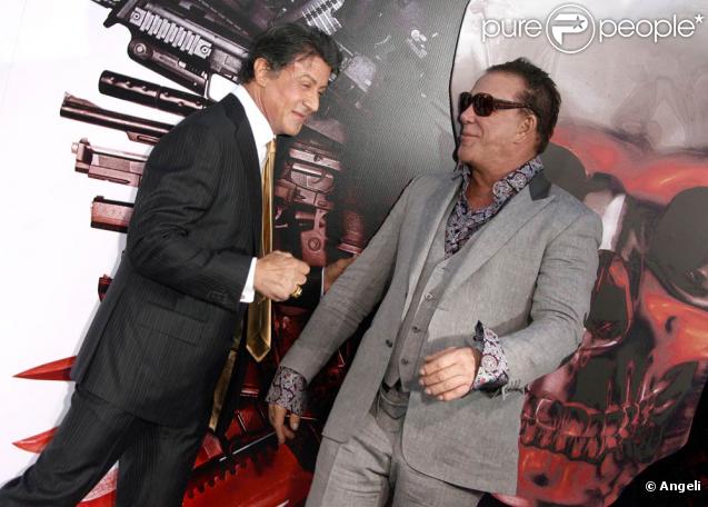 Sylvester Stallone et Mickey Rourke, lors de l'avant-première de The Expendables , au Graumann's Chinese Theatre d'Hollywood, à Los Angeles, le 3 août 2010.