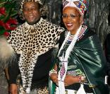 Le roi Goodwill Zwelithini de la nation zoulou et sa femme à l'inauguration du restaurant Shaka Zulu, à Londres, le 4 août 2010